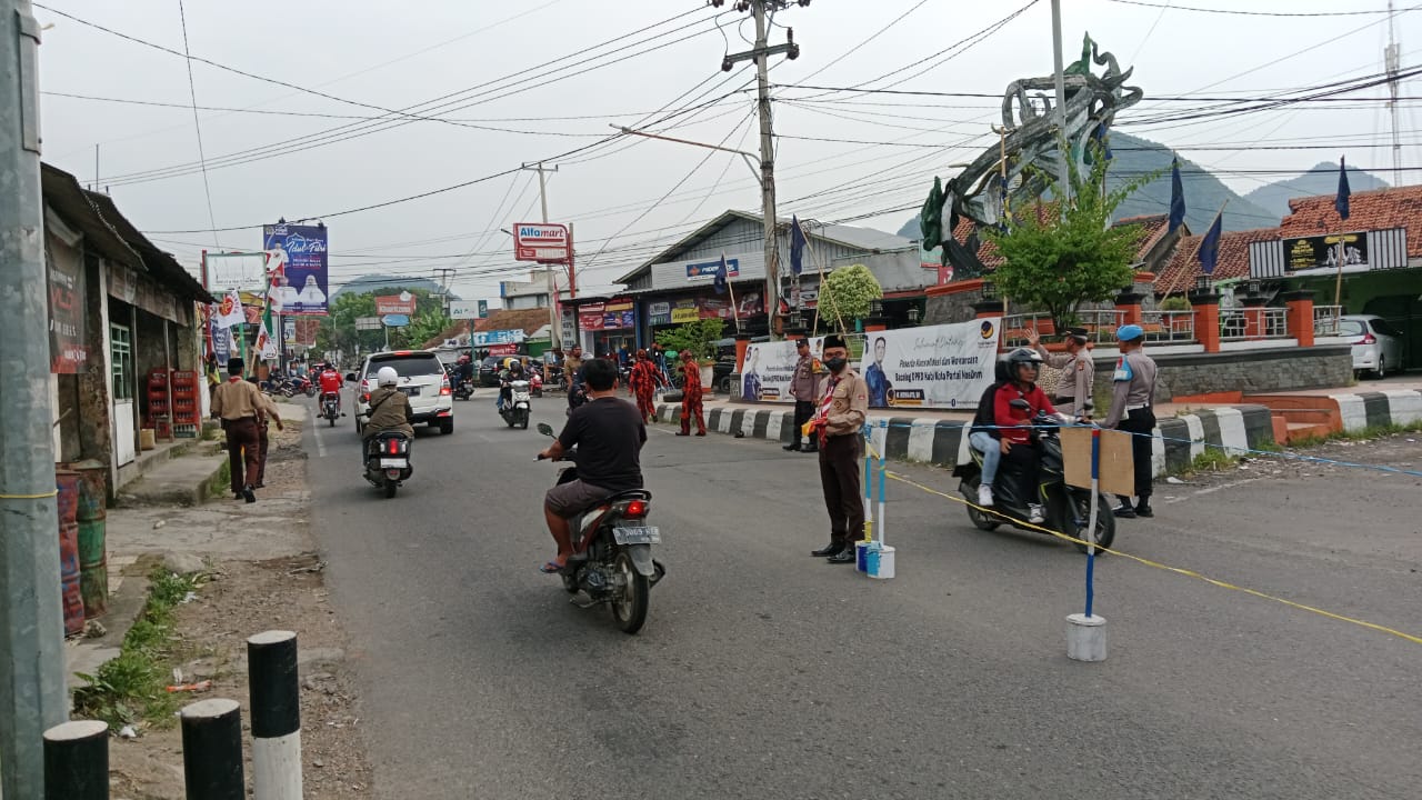 Giat Rutinitas Personil Pos Pam Dukupuntang Polresta Cirebon Laksanakan Pengaturan di Sore Hari
