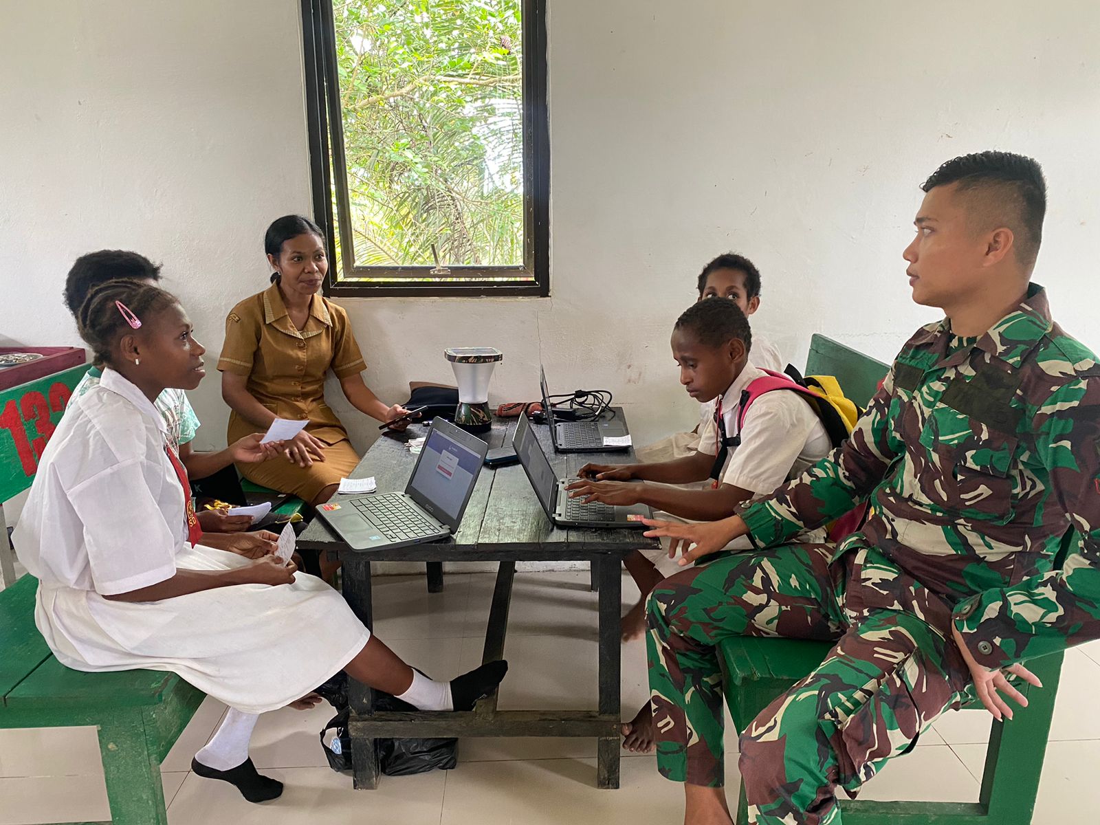 Satgas Yonif 122/TS Pos Wembi Fasilitasi Anak-anak Kampung Wembi Kegiatan Belajar Mengoperasikan Komputer