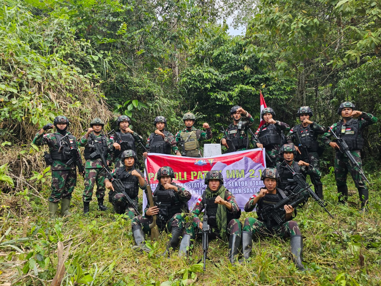 Dansatgas Yonif 122/TS Mayor Inf Diki Apriyadi, S, Hub.Int Turun Langsung Mengecek Patok MM 2.1 Batas Negara RI-PNG