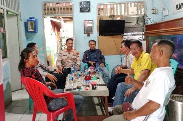 Kanit Bintibsos Sat Binmas dan Kasubnit Binkamsa Polres Metro Jakarta Utara Sambangi Tokoh Masyarakat di RW 05 Kelurahan Penjaringan