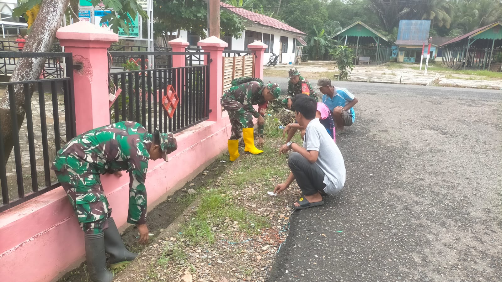 Manunggal Dengan Rakyat, Koramil 08/Lau Bersihkan Selokan, Pasar Hingga Tanam Pohon
