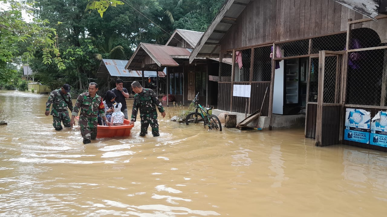 Koramil 05/Pandawan Evakuasi Warga Desa Jaranih Kegiatan Posyandu di Tengah Banjir 