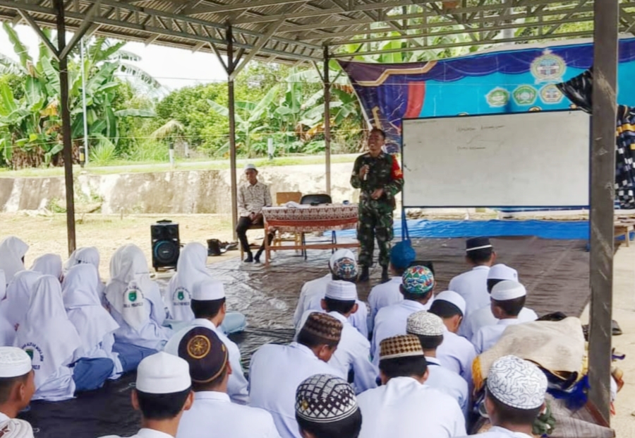 Serda Agus Arahman Memberikan Materi Wasbang Kepada Siswa Madrasah Aliyah Muhajirin Pamangkih