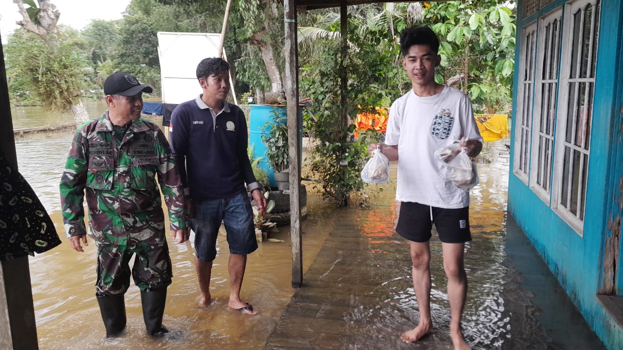 Koramil 05/Pandawan Bantu Posko Dapur Umum Dan Bagikan Makanan Siap Saji