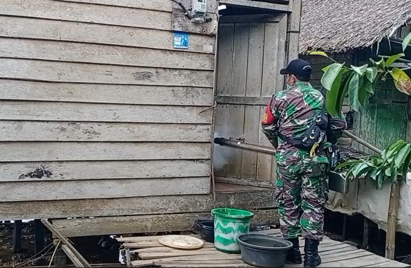 Babinsa Koramil 1002-07/Batu Benawa Bantu Fogging Di Desa Binaan