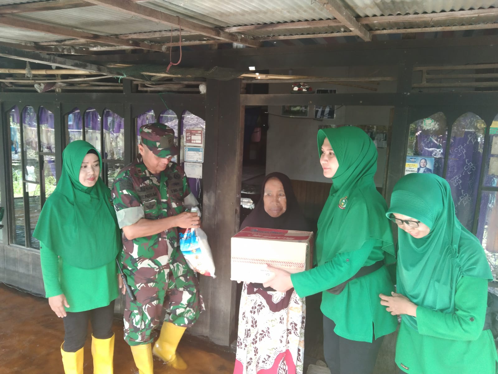 Dandim 1002/HST Kodam VI/Mlw Salurkan Bantuan Kepada Warga Terdampak Banjir Di Kayu Rabah