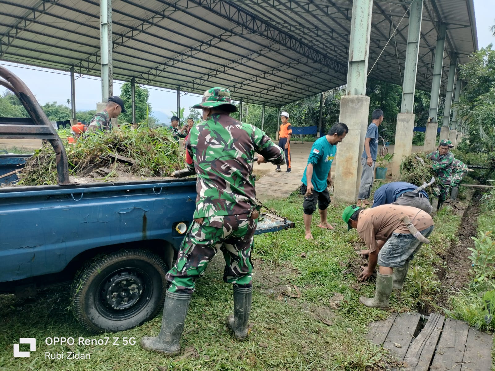 Bersama Warga Desa Birayang Surapati, Koramil-01/Bas Kodim 1002/HST Kodam VI/Mlw Laksanakan Karya Bakti Bersihkan Lingkungan