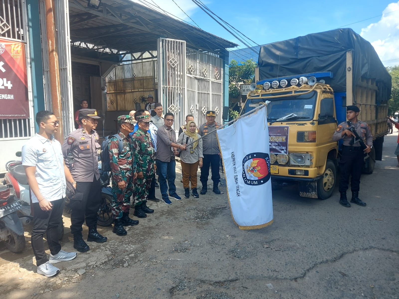 TNI-Polri HST Kawal Distribusi Logistik Pemilu 2024