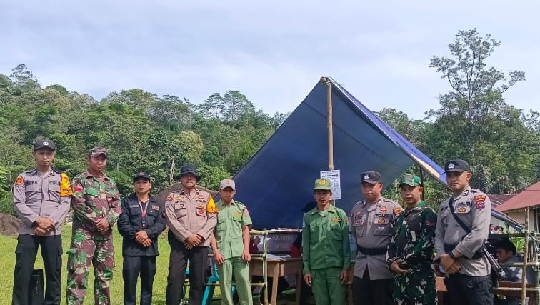 Dua Hari Jalan Kaki Tembus Belantara Meratus, TNI-Polri Kawal Logistik Pemilu 2024