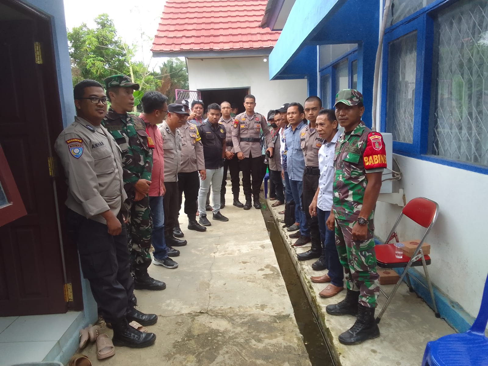 Sinergitas TNI-POLRI Pengamanan Rapat Pleno Terbuka Rekapitulasi Penghitungan Suara Ditingkat Kecamatan 