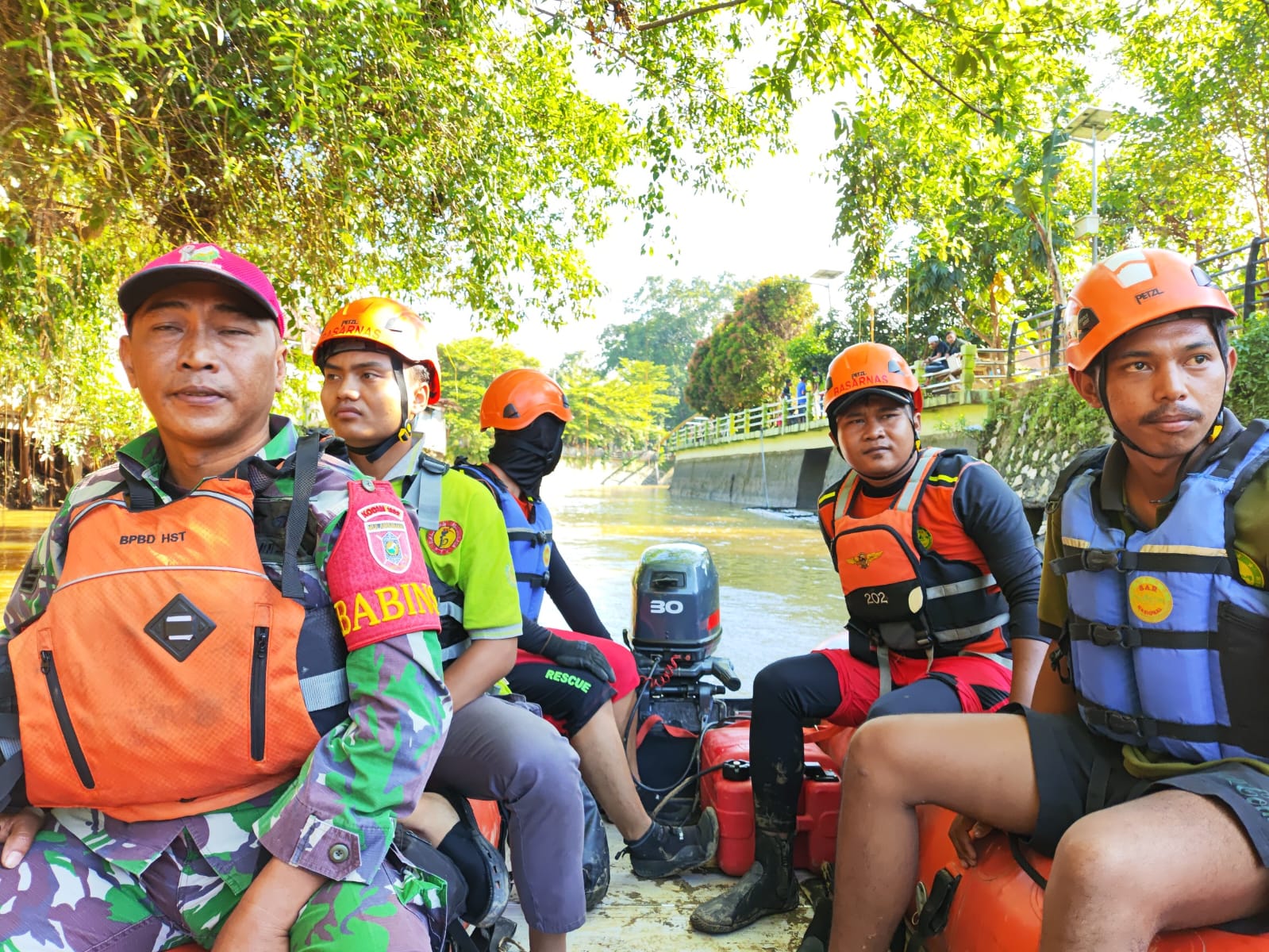 Gerak Cepat Babinsa Kodim 1002/HST Bantu Pencarian Anak Tenggelam Di Sungai Barabai