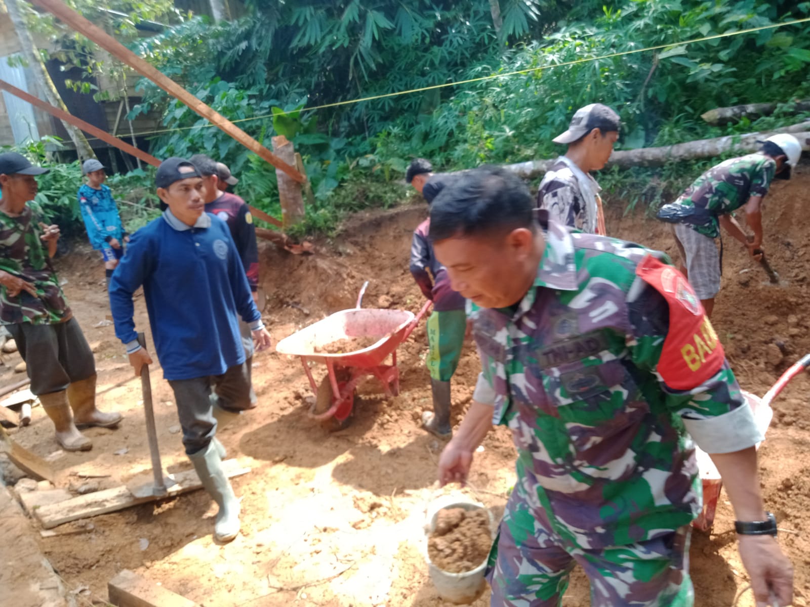 Bersama Warga Binaan, Sertu Rodi Hartono Gotong Royong Bangun Musholla 