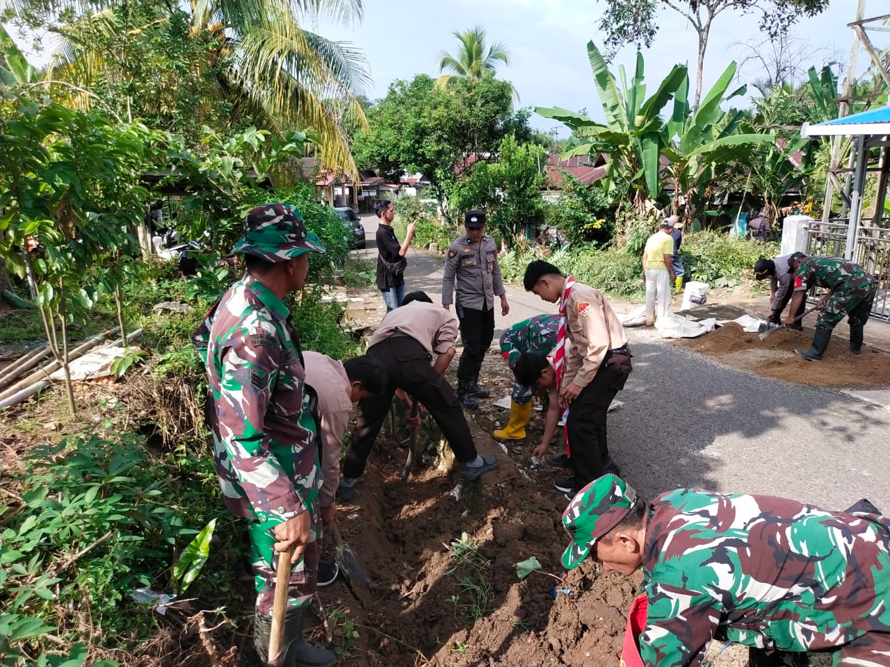 Koramil Haruyan Karbak Menyatu Dengan Alam, Bersihkan Lingkungan Hingga Tempat Ibadah 
