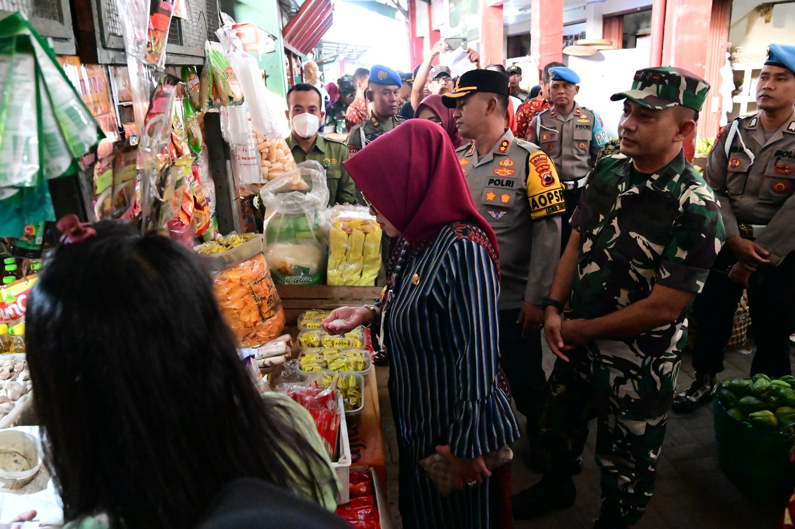 Dandim 0726/Sukoharjo Bersama Forkopimda Dampingi Bupati Cek Langsung Harga Sembako