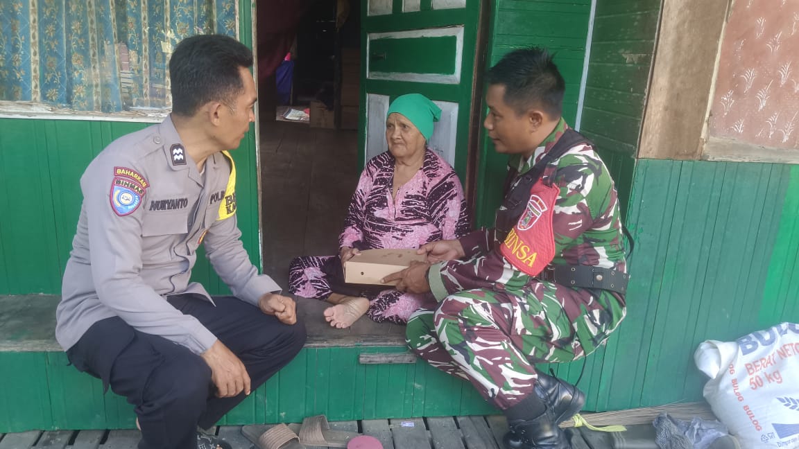 Berkah Ramadhan, Babinsa Dan Bhabinkamtibmas Bagikan Takjil Kepada Warga Binaan