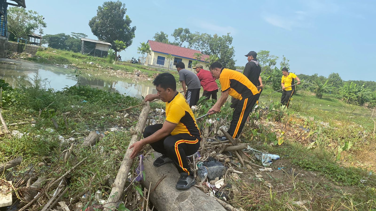 Tindak Lanjuti Aduan dari Jum’at Curhat, Polresta Cirebon Gandeng Sejumlah Pihak Bersihkan Sampah di Sungai Ciwaringin