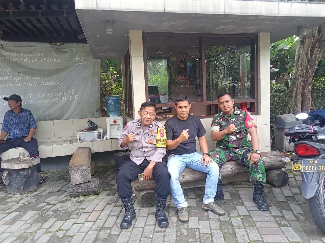 Sinergitas TNI – Polri Wilayah Hukum Polsek CSR (Cisarua) Giat Sambang Dan Dialogis Kamtibmas KepadA Warga Ds Cilember Dan Ajak Kondusifitas Wilayah Binaan
