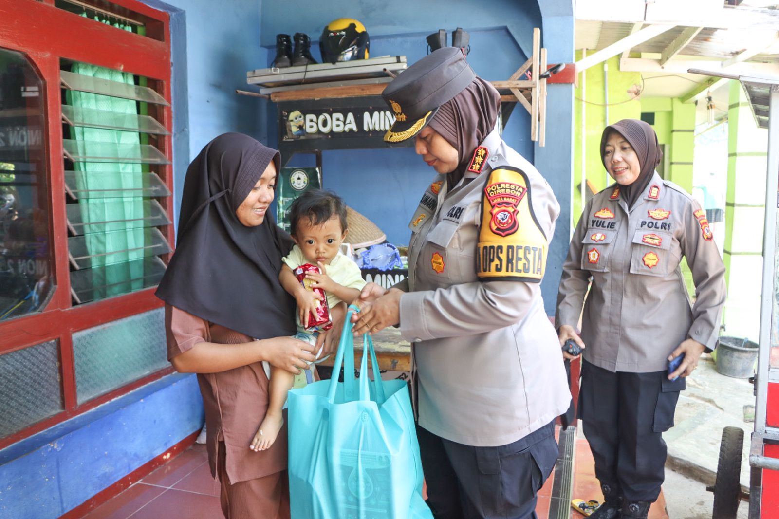 Kapolresta Cirebon Berikan Bantuan kepada Anak Asuh Stunting