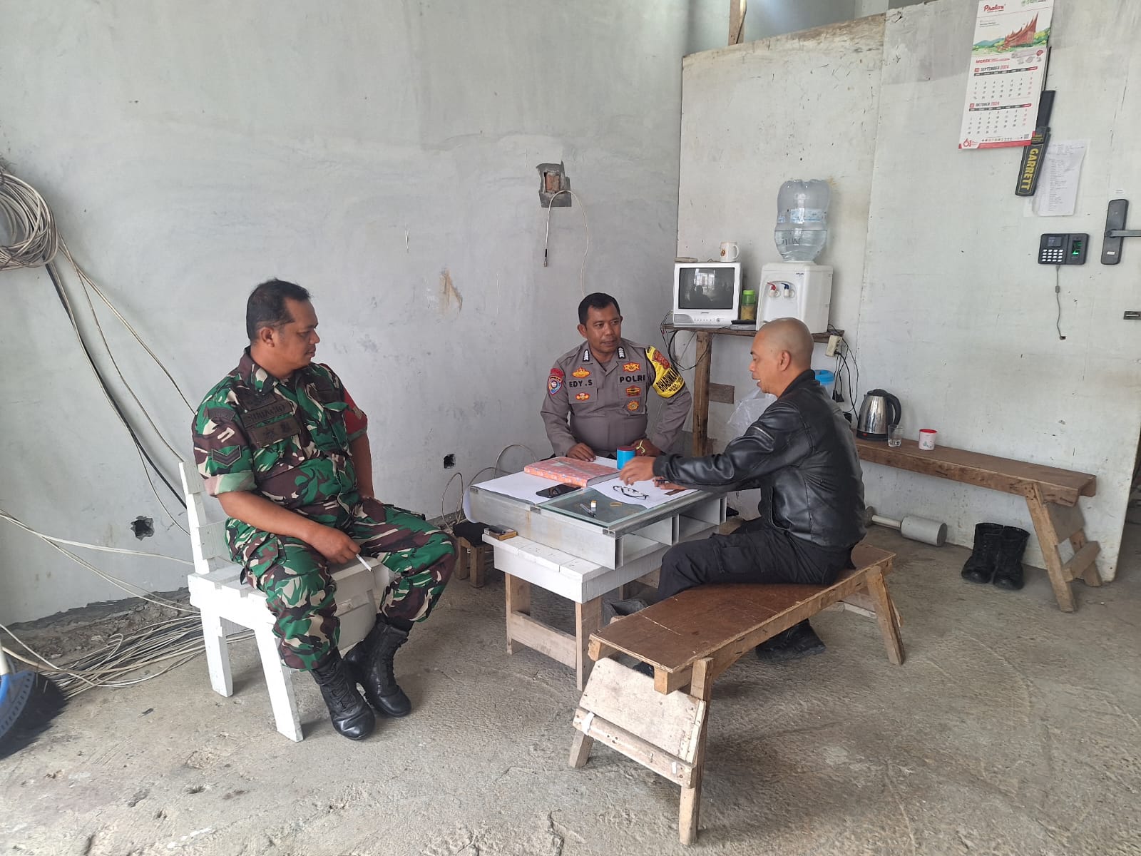Sinergitas TNI POLRI wilayah Hukum POLSEK CSR (Cisaruwa) silaturahmi sekaligus dialog Warga Binaan Terkait BHABINKAMTIBMAS dan ajak jaga Kondusifitas