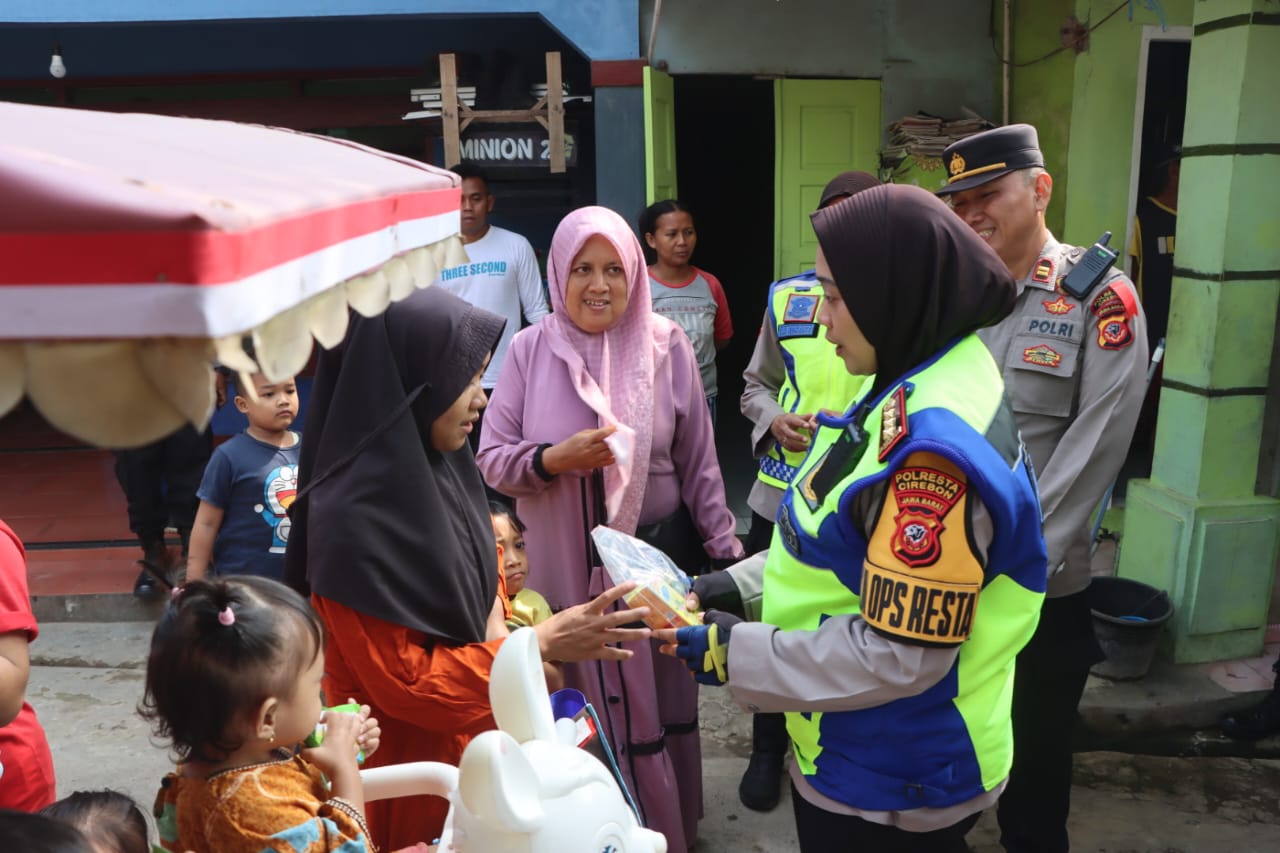 Kapolresta Cirebon Pimpin Patroli Roda Dua Berikan Bantuan kepada Anak Asuh Stunting