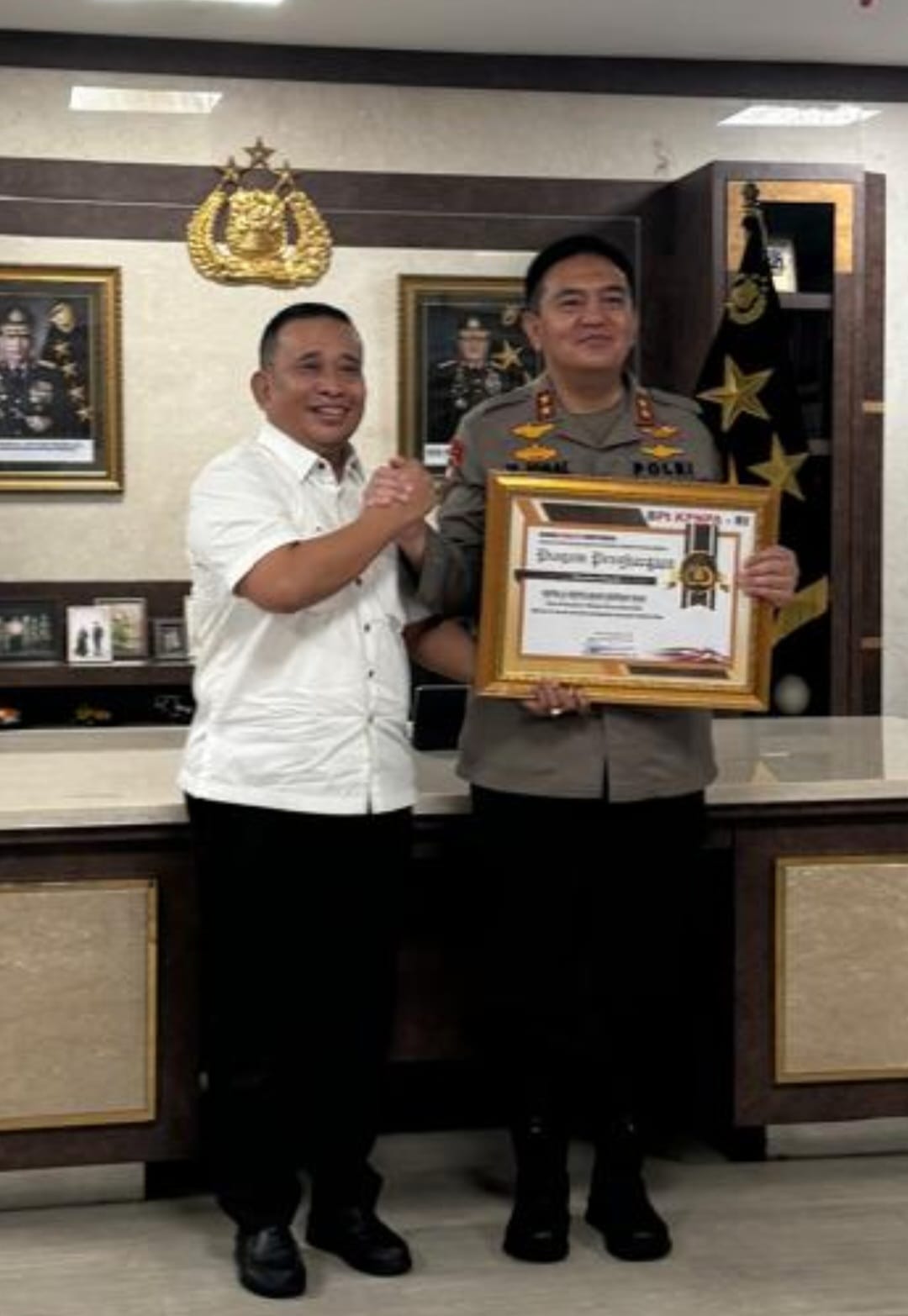 Ketua Umum BPI KPNPA RI Serahkan Penghargaan kepada Kapolda Riau
