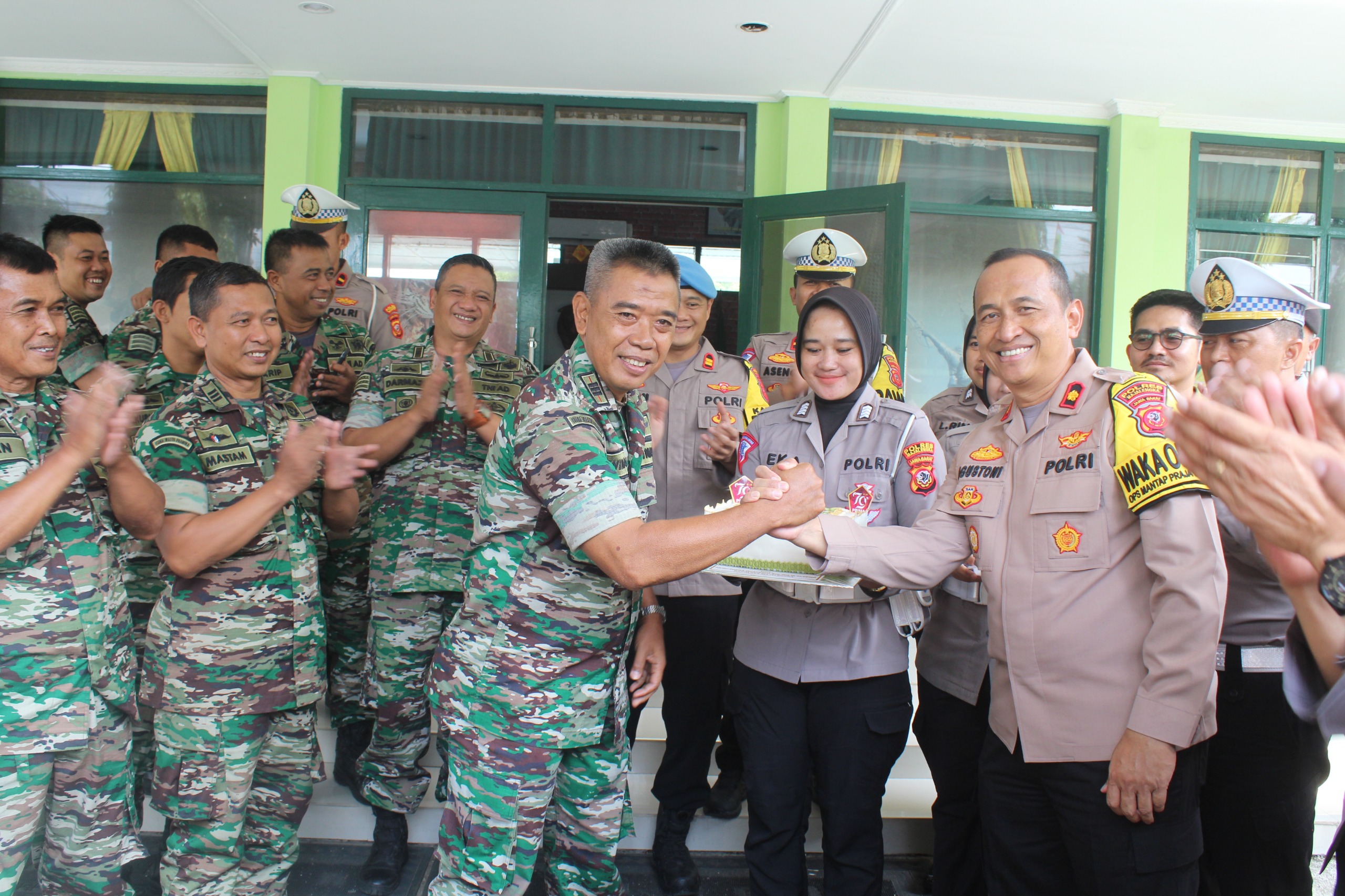 Polres Majalengka Berikan Kejutan untuk Kodim 0617 dalam Rangka HUT TNI ke-79
