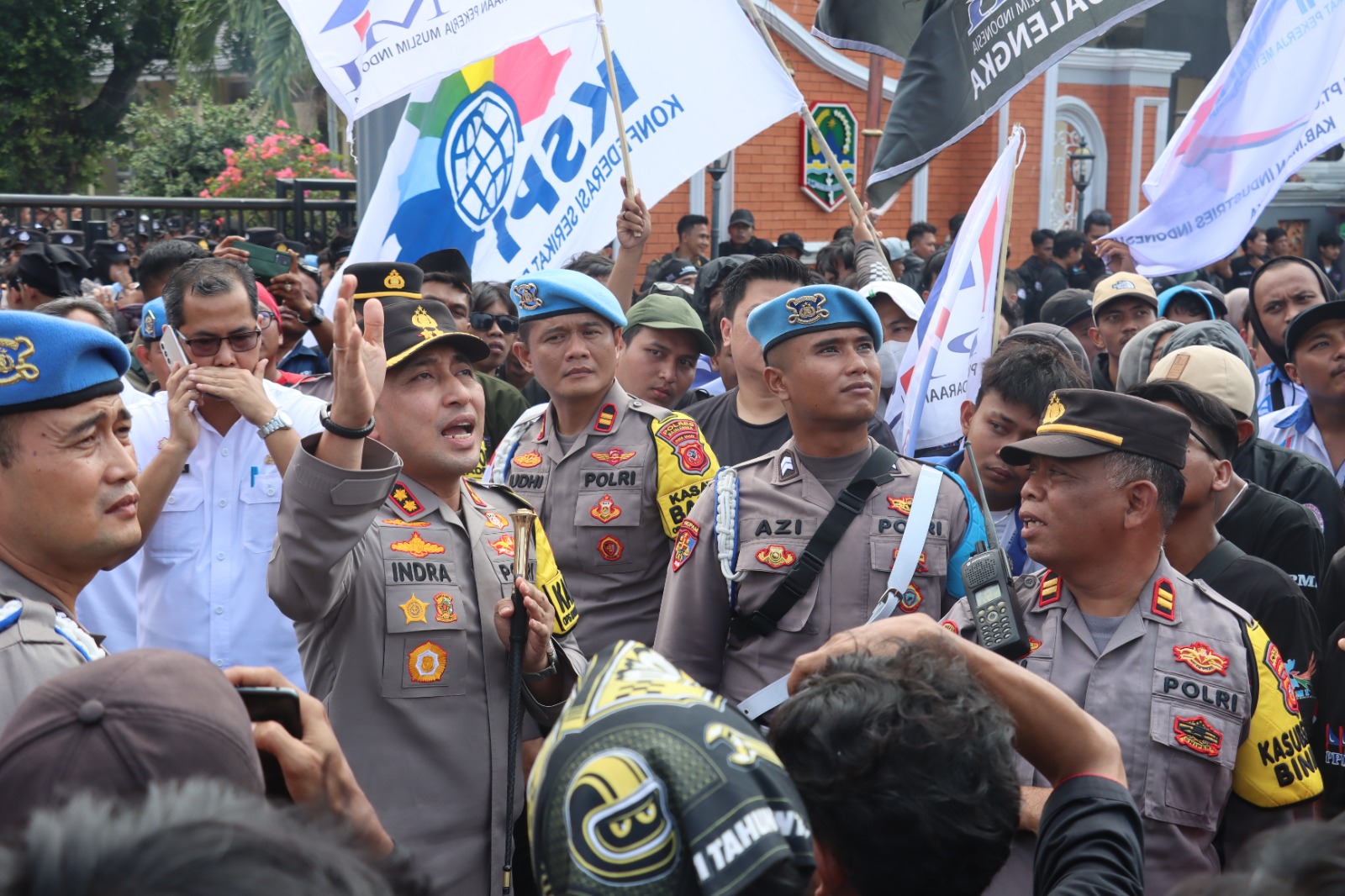 Kapolres Majalengka Terjun Langsung Pengamanan Aksi Unjuk Rasa dari PC SPAI FSPMI Kabupaten Majalengka
