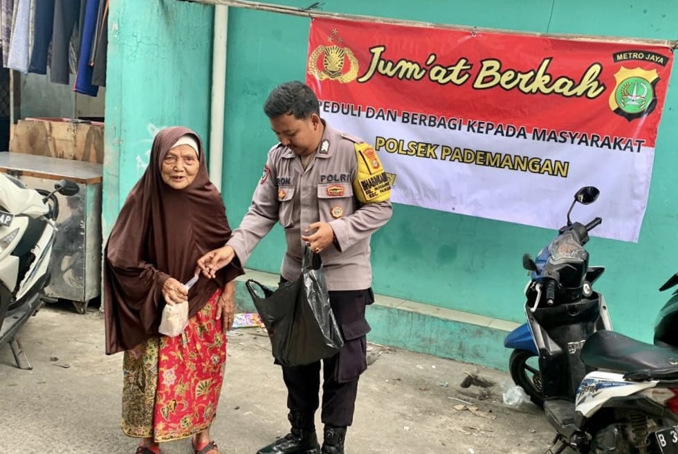 Jumat Berkah, Bhabinkamtibmas Kelurahan Pademangan Barat, Sebar Kebaikan di Tengah Warga