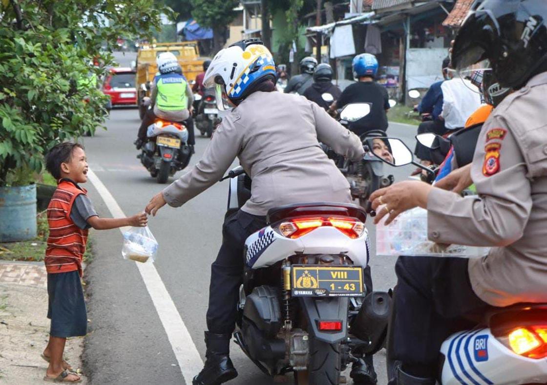 Polresta Cirebon Gelar Dapur Takjil Ramadhan, Patroli Ngabuburit Sambil Berbagi
