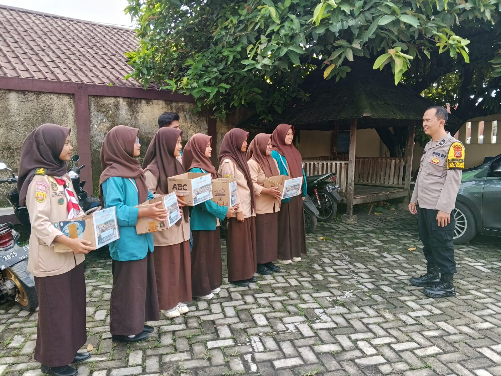 Bhabinkamtibmas Wilayah Hukum Polsek Ciampea Giat Cooling Sistem Berikan Arahan Kepada Anak Remaja Pramuka Dalam Penggalangan Bansos