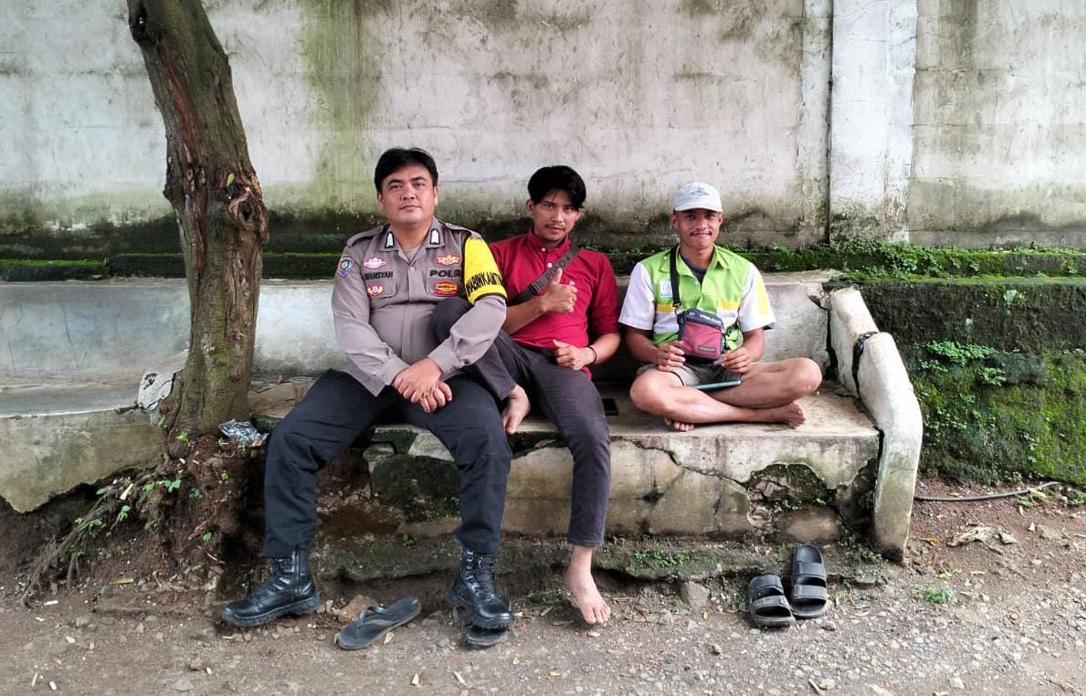 Bhabinkamtibmas Wilayah Hukum Polsek Parung Giat Cooling Sistem Menjalin Kedekatan Dengan Warga Desa Binaan Sekaligus Monitoring Wilayah Dibulan Suci Ramadhan 1446 H