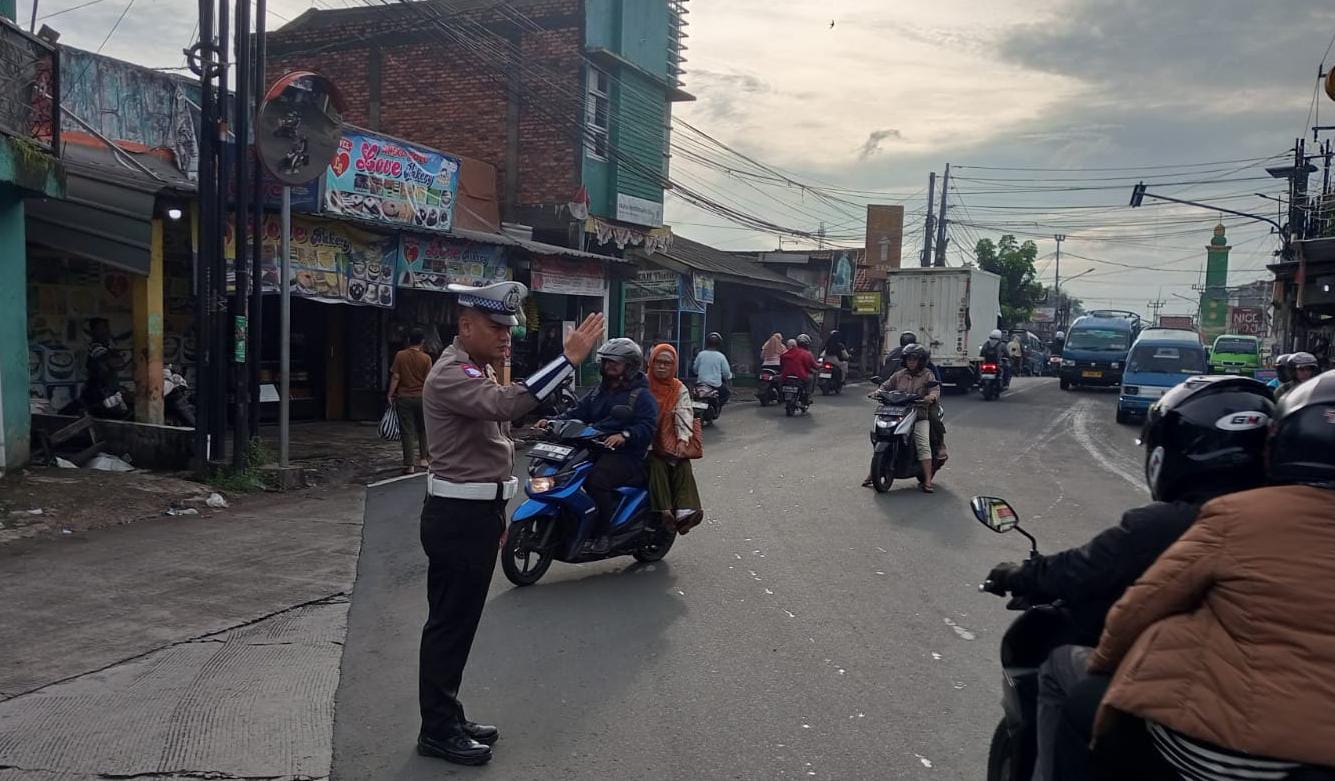 Anggota Polsek Ciampea Polres Bogor Giat Cooling Sistem Laksanakan Kegiatan Pengaturan Lalulintas Di Bulan Suci Ramadhan.
