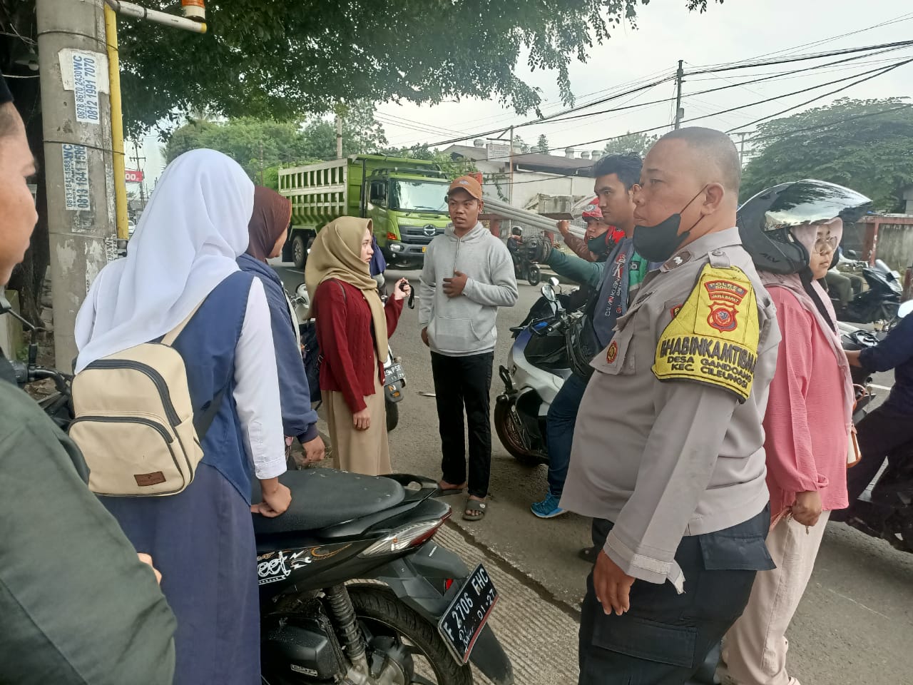 Jaga Kondusifitas Wilayah, Bhabinkamtibmas Wilayah Hukum Polsek Cileungsi Giat Cooling Sistem Patroli 