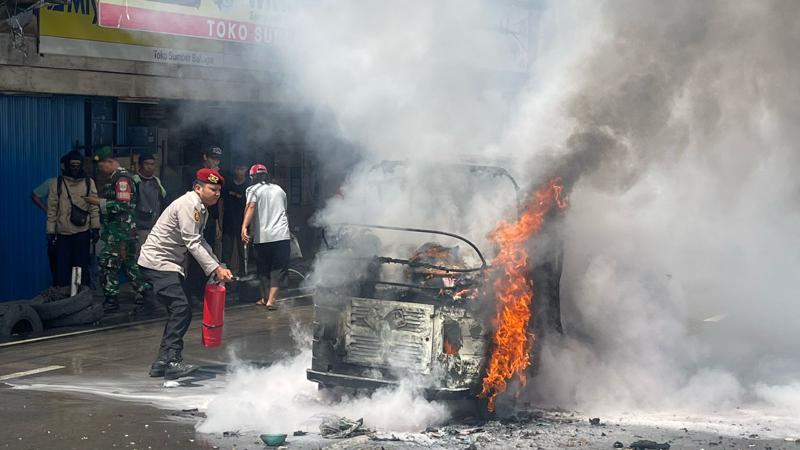 PEMADAMAN KENDARAAN BAJAY TERBAKAR DAN PENGATURAN ARUS LALU LINTAS DALAM RANGKA ARUS BALIK KETUPAT JAYA 2025 DI POSPAM SGC (PANTURA)