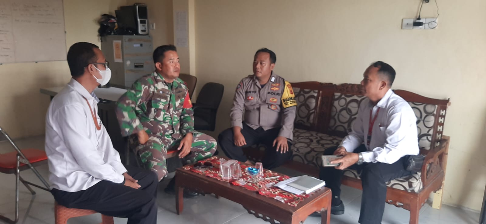 Sinergitas TNI Polri Wilayah Hukum Polsek Parungpanjang Monitoring Sambanv Dialog Ajak Jaga Kondusifitas Cegah Gangguan Kriminalitas