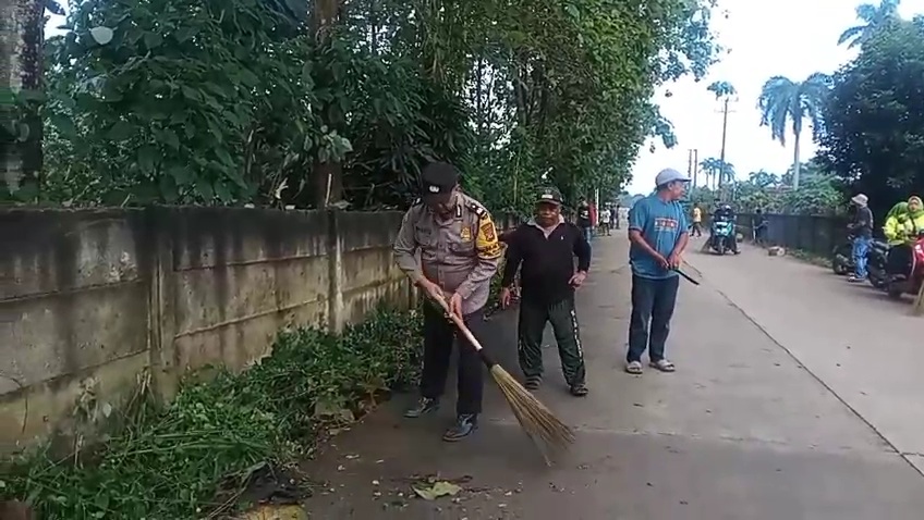 Polsek Rumpin Polres Bogor Polda Jabar Bhabinkamtibmas Desa Mekarsari Sambang Warga, Beri Himbauan Kamtibmas Kepada Warga