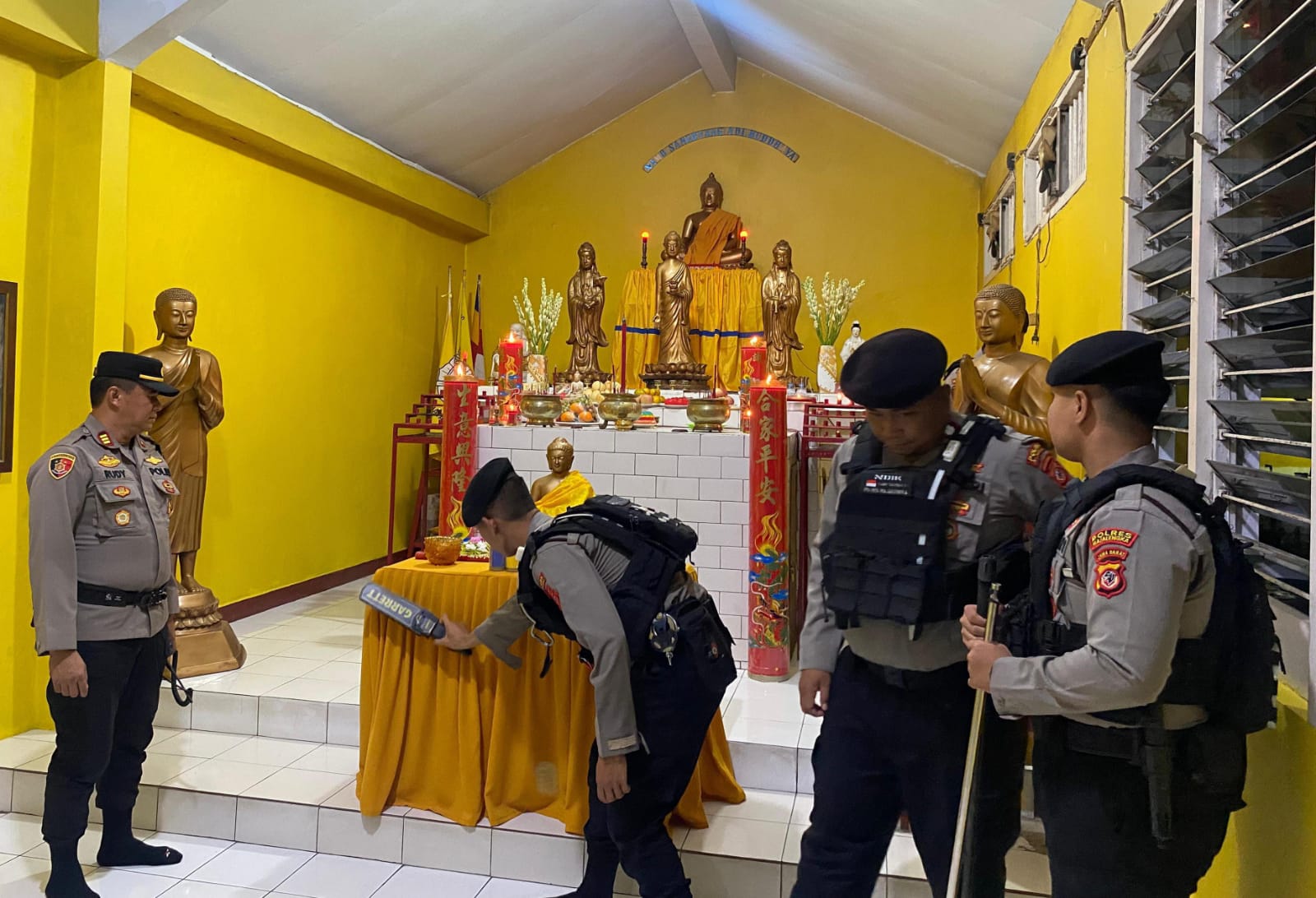 Jelang Perayaan Waisak Tahun 2025, Polres Majalengka Lakukan Sterilisasi Vihara Dharma Ratna