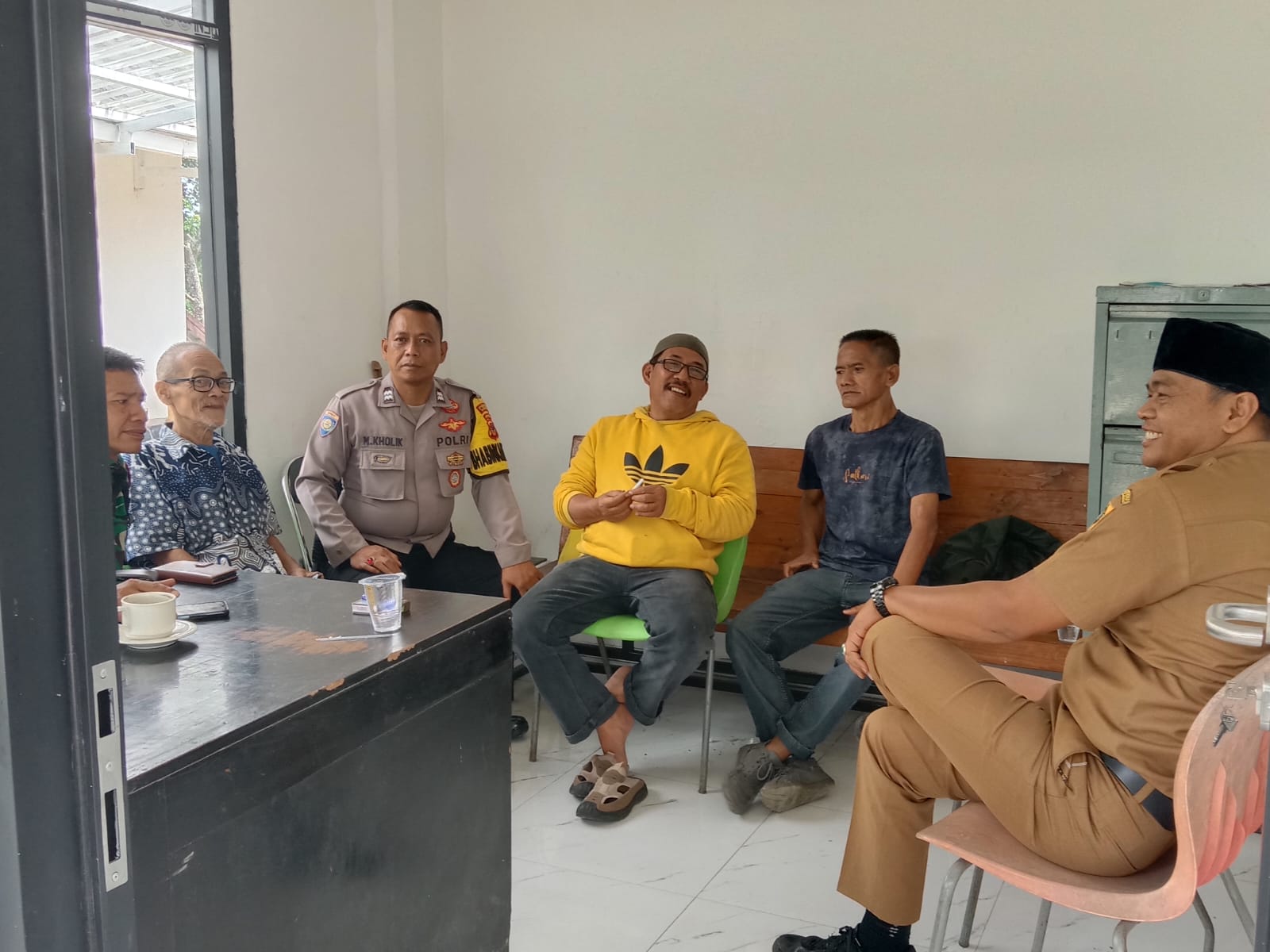 Polsek Megamendung Gelar Musyawarah Tertibkan Tukang Parkir di Desa Cipayung Girang