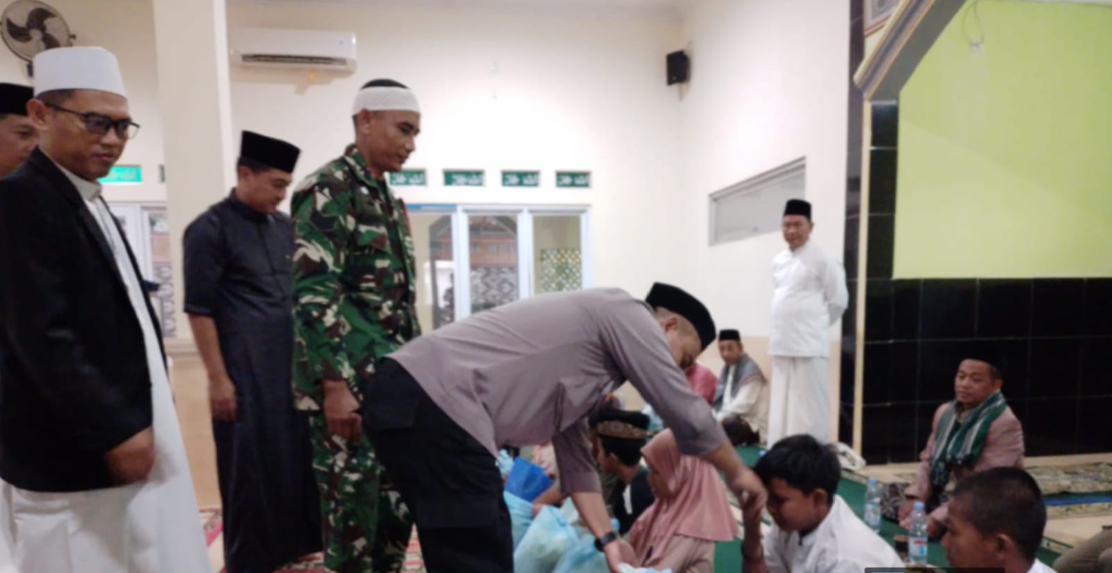 Sambut HUT Bhayangkara ke-79, Bhabinkamtibmas Polsek Parung Jalin Kedekatan dan Beri Santunan kepada