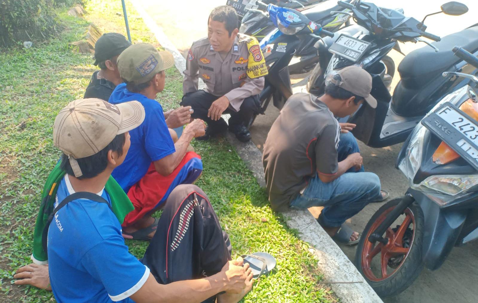 Bhabinkamtibmas Wilayah Hukum Polsek Dramaga Giat Cooling Sistem Sambang Instansi Desa Babakan Beri Himbauan Ajak Jaga Kondusifitas Cegah Gangguan Kamtibmas