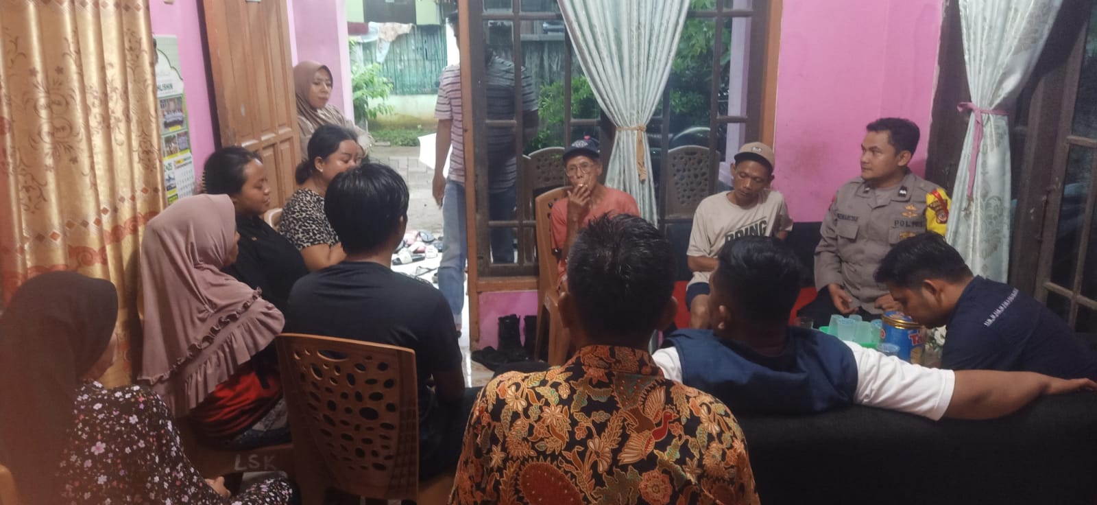 Bhabinkamtibmas Polsek Parung Polres Bogor Sambangi Warga Desa Bojong Indah, Pererat Silaturahmi dan Sampaikan Pesan Kamtibmas