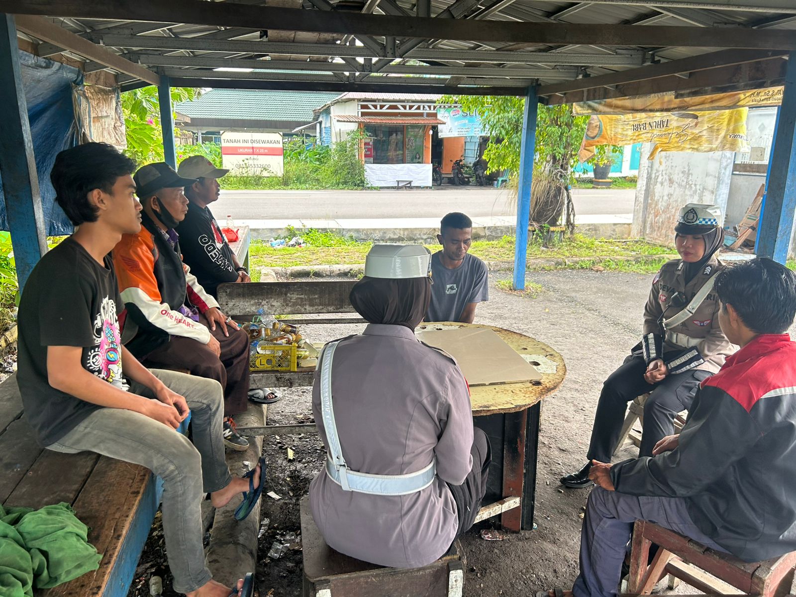 Satuan Lalu lintas Polres Batola Himbau dan bagikan Brosur kepada Pengguna jalan untuk tertib berlalu lintas