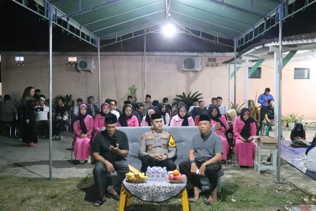 Kapolres Takziah ke Kediaman Duka Kasat Binmas Polres Indramayu.
