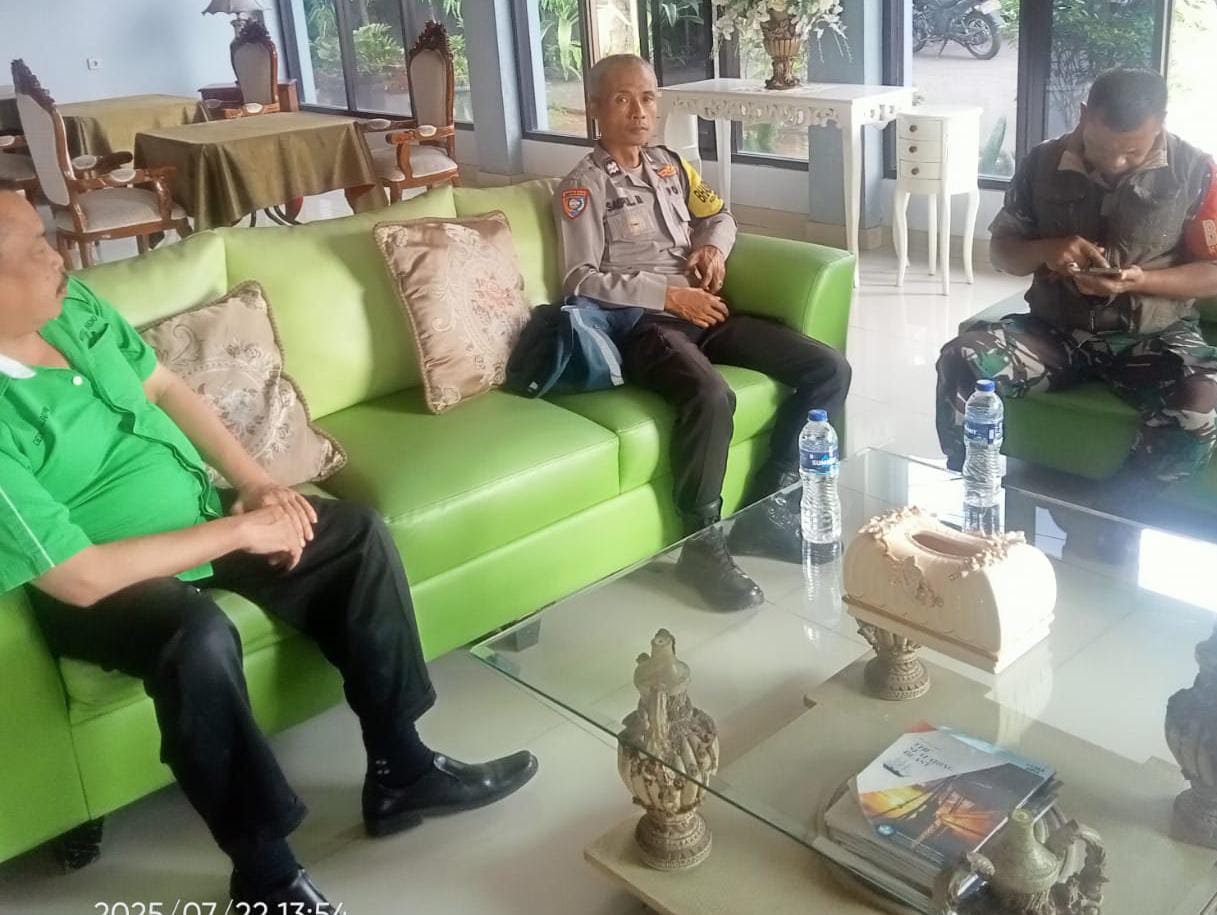 Sinergitas TNI-Polri, Bhabinkamtibmas dan Babinsa Sambangi Warga Kp. Anyar Cisarua