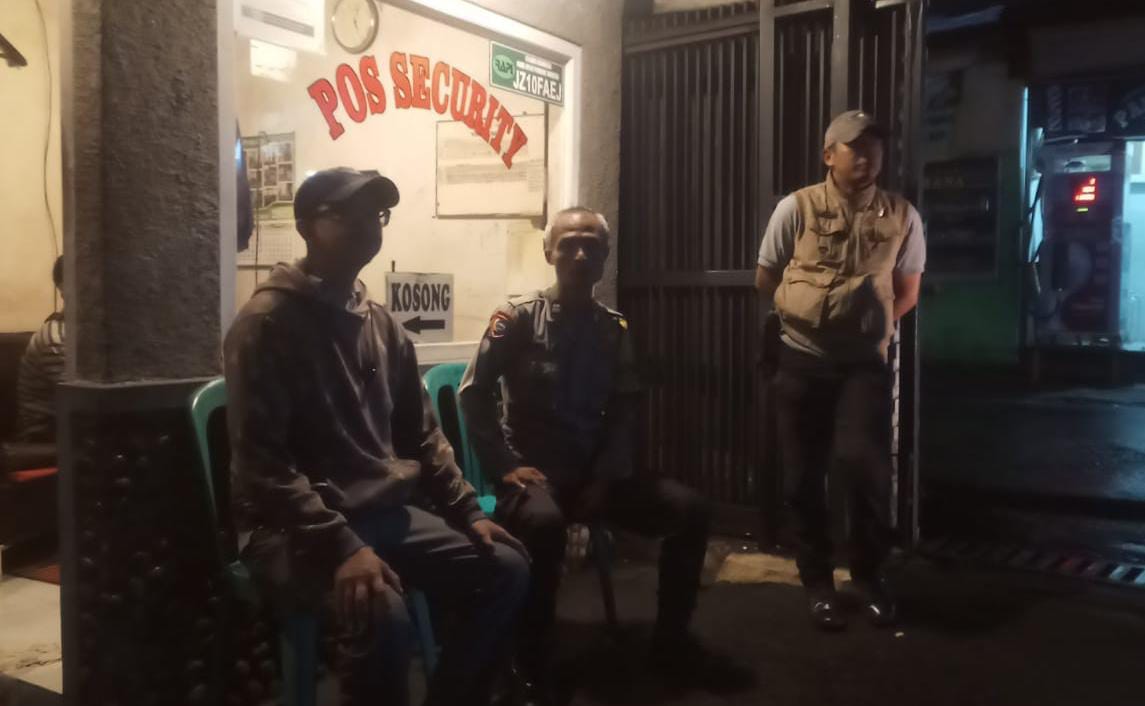 Cegah Gangguan Kamtibmas, Bhabinkamtibmas Cisarua Intensifkan Patroli Sambang Poskamling