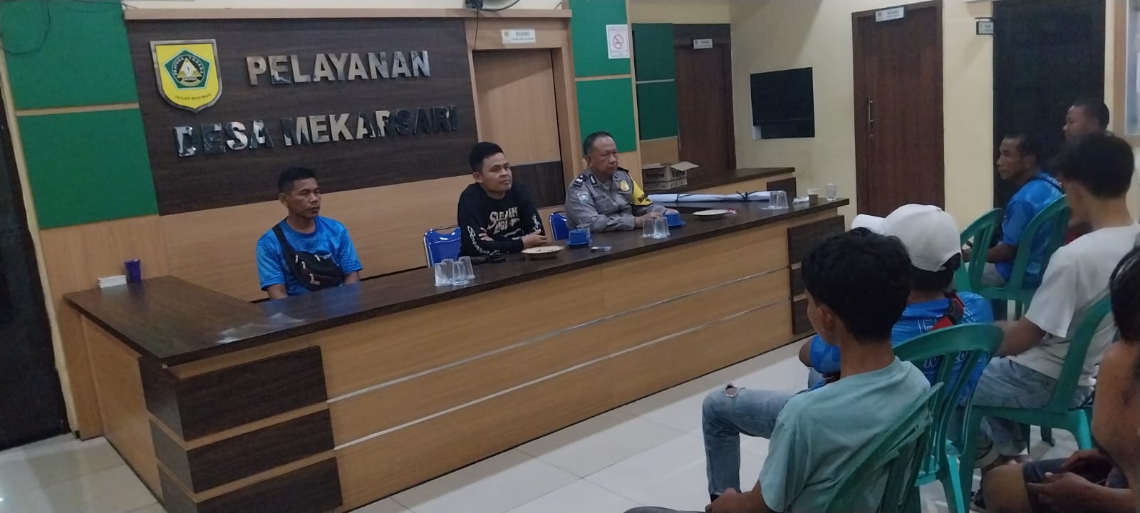 Bhabinkamtibmas Desa Mekarsari Polsek Rumpin Sambang Warga dan Beri Himbauan Kamtibmas, Dukung Persiapan Tim Sepak Bola Camat Cup