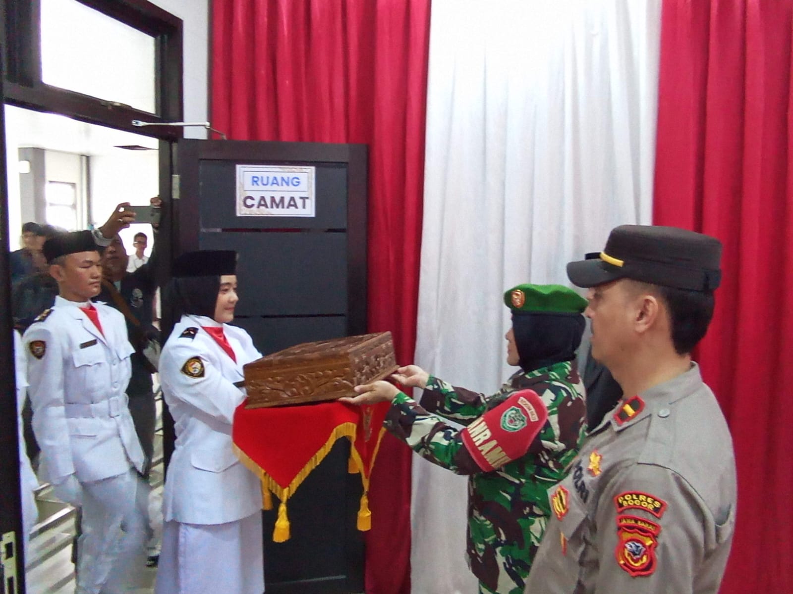 Polsek Dramaga Bersama Forkompimcam Kecamatan Dramaga Hadir Dalam Kegiatan Penerimaan Bendera Pusaka (Sang Saka Merah Putih) Kab Bogor Dari Kec Cibungbulang Di Kec Dramaga