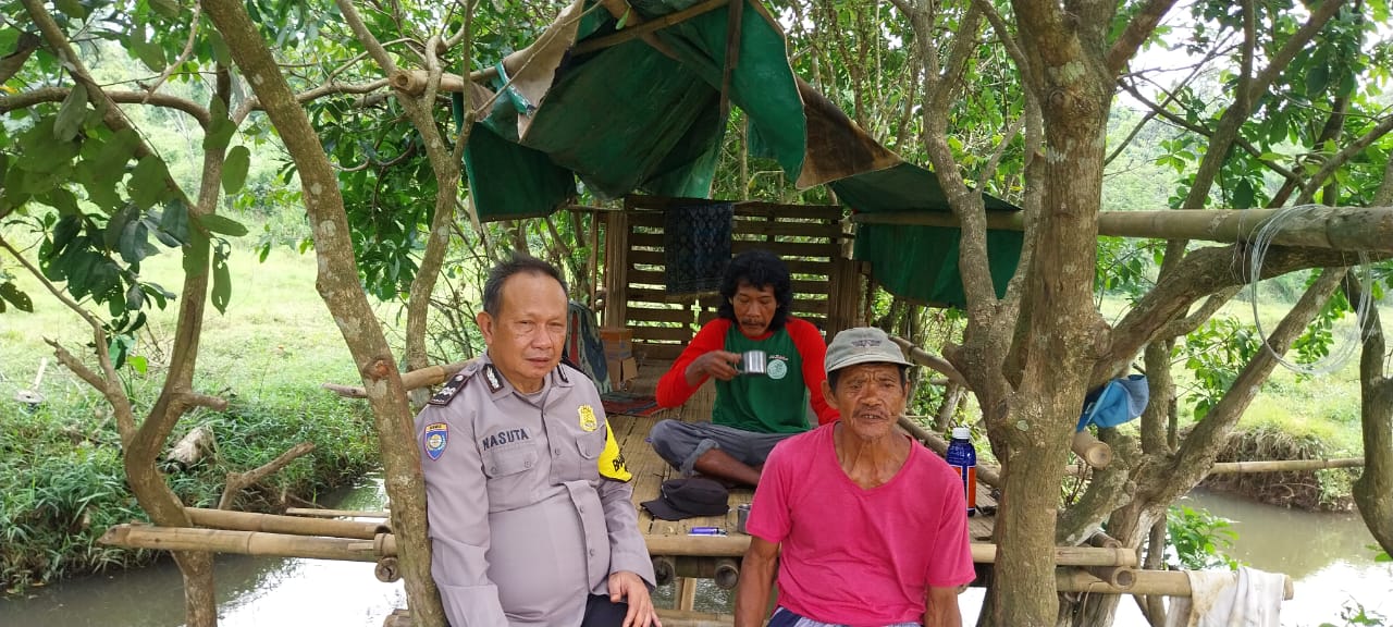 Sambang Warga Desa Mekarsari, Bhabinkamtibmas Polsek Rumpin Tingkatkan Peran Aktif Masyarakat dalam Menjaga Keamanan