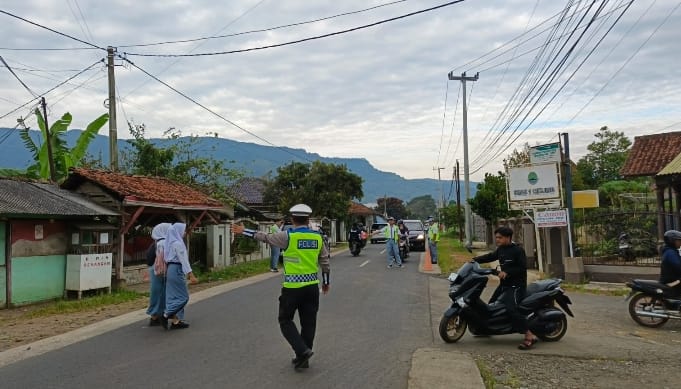 Strong Point Pagi, Ps. Panit Lantas Polsek Cikijing Laksanakan Pengaturan Lalin di SMAN 1 Cikijing