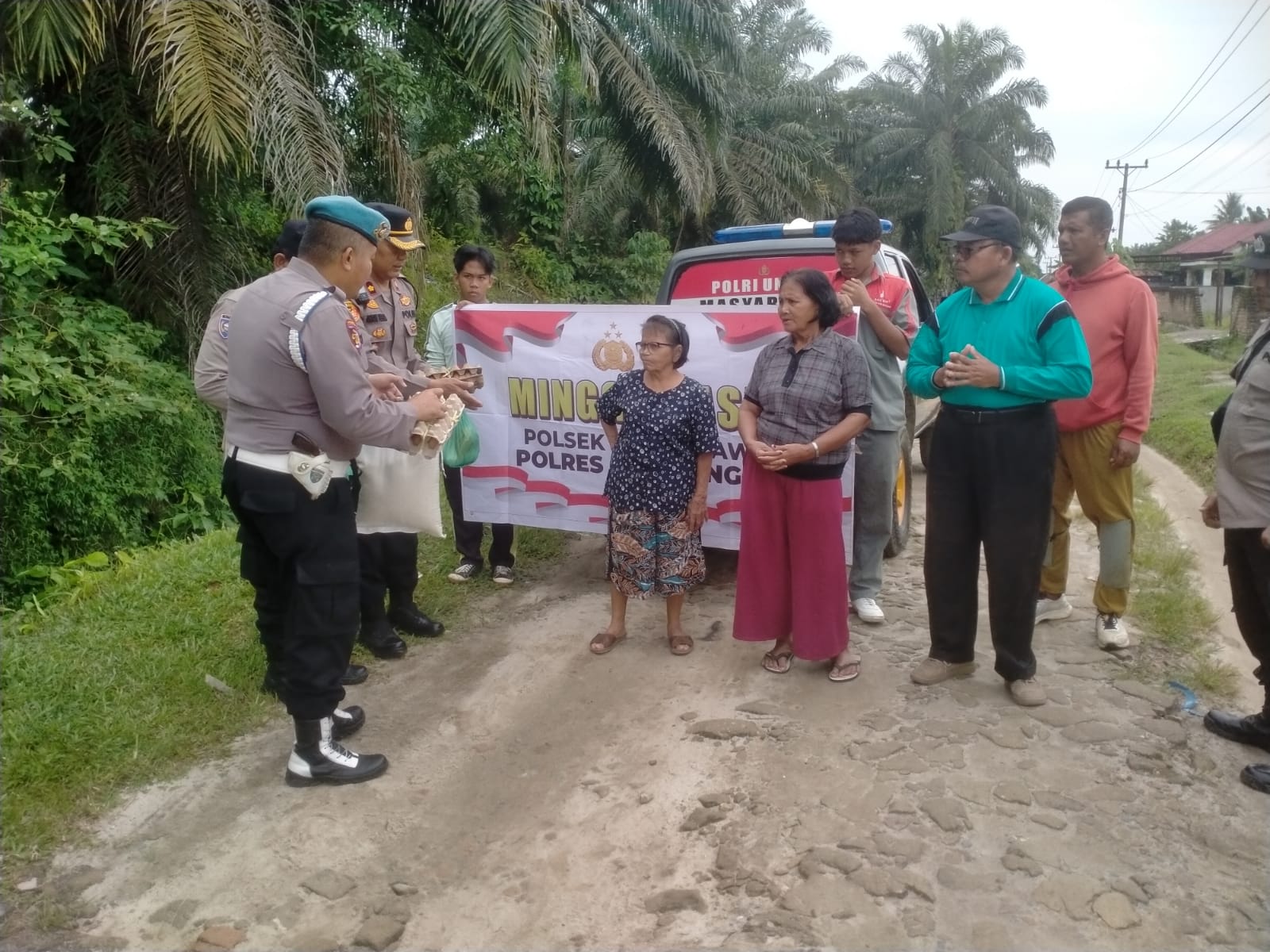 Kapolsek Tanah Jawa Pimpin Program “Minggu Kasih” di Huta Bah Biding, Wujudkan Polri yang Peduli dan Dekat dengan Rakyat